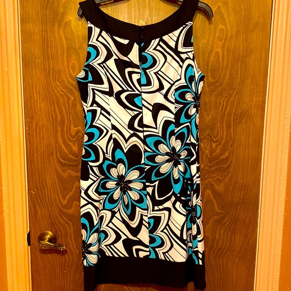 Sleeveless Large Floral Patterned Dress Featuring 2 Button Closure/Zipper Back - Picture 2 of 5